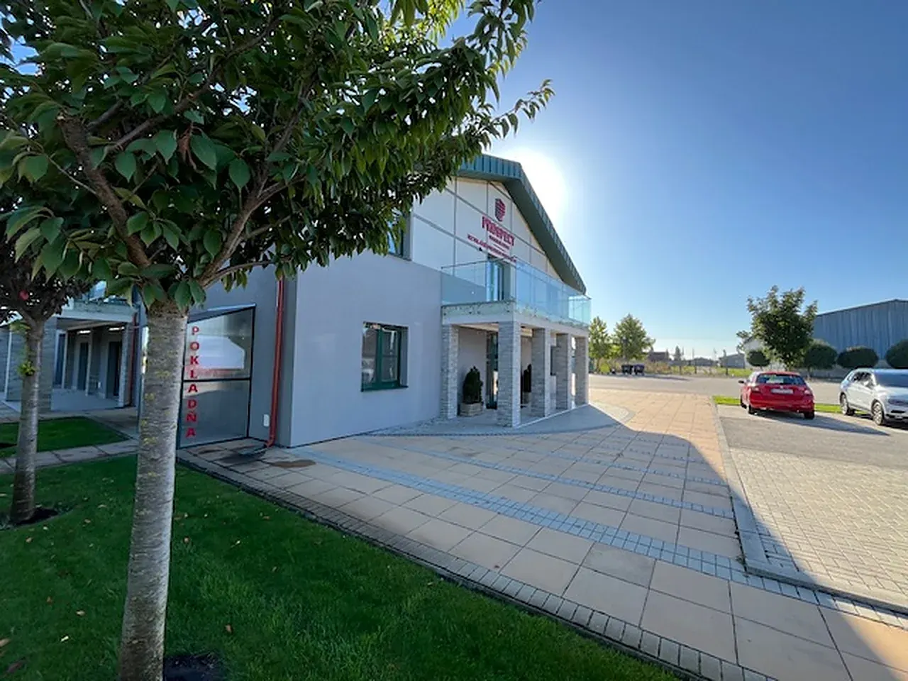 Predná fasáda administratívnej budovy areálu